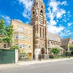 Modern Luxury Apartment, Sleeps Five, Barons Court