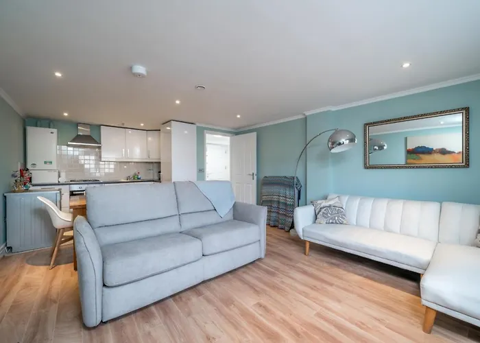 Modern Luxury Apartment, Sleeps Five, Barons Court