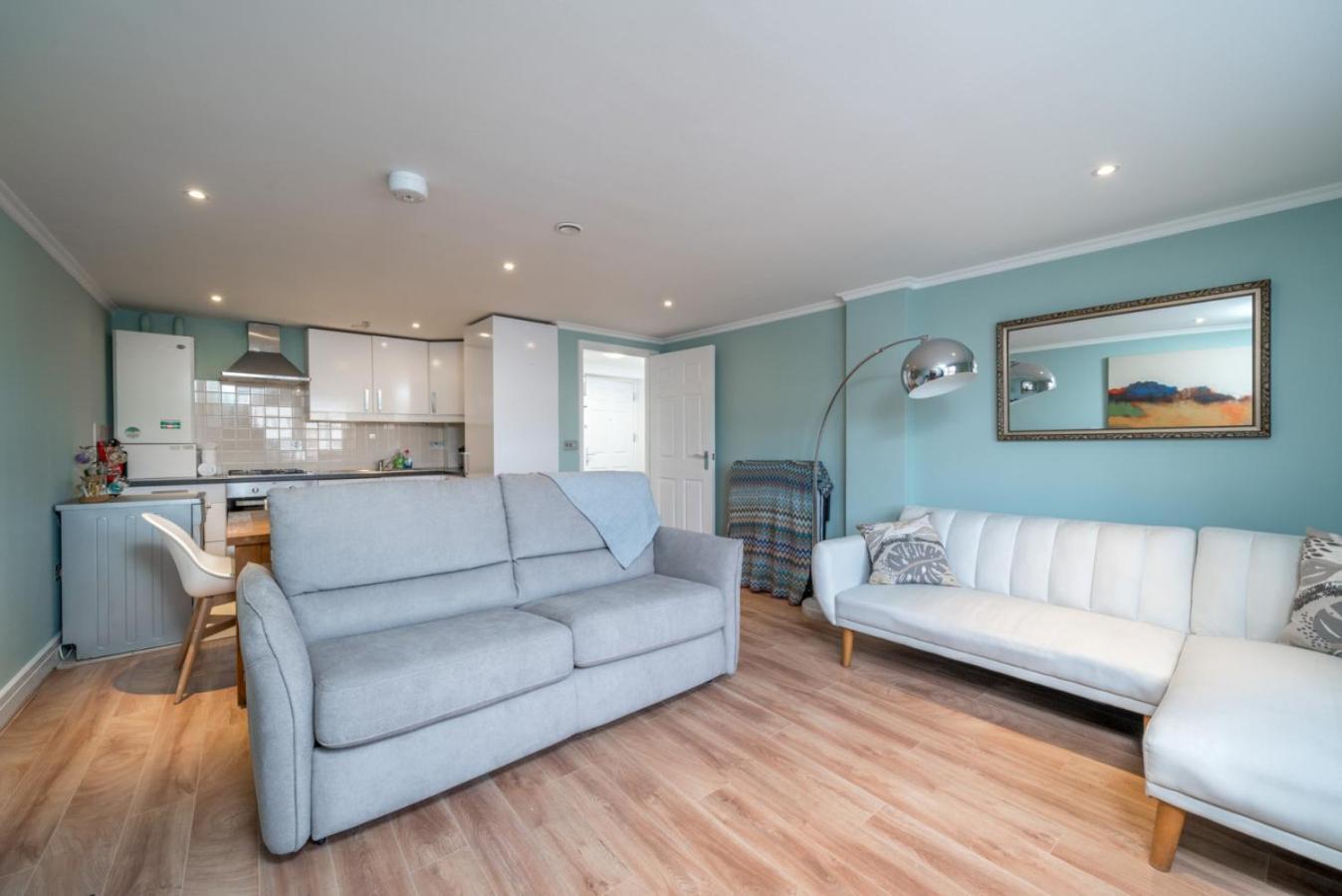 Modern Luxury Apartment, Sleeps Five, Barons Court Appartamento Londra