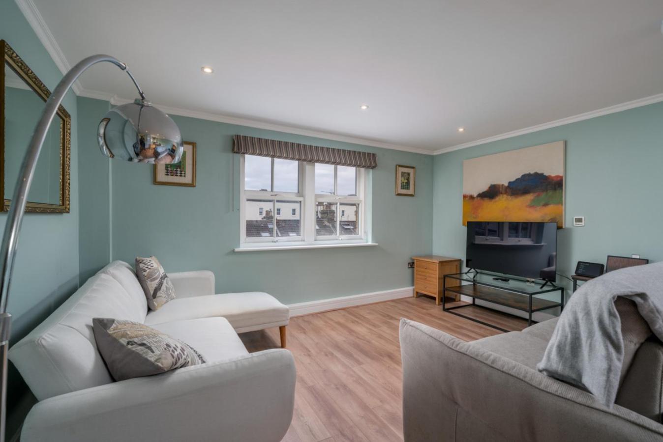 Modern Luxury Apartment, Sleeps Five, Barons Court * Londra