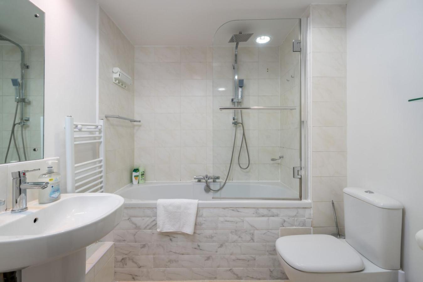 Modern Luxury Apartment, Sleeps Five, Barons Court