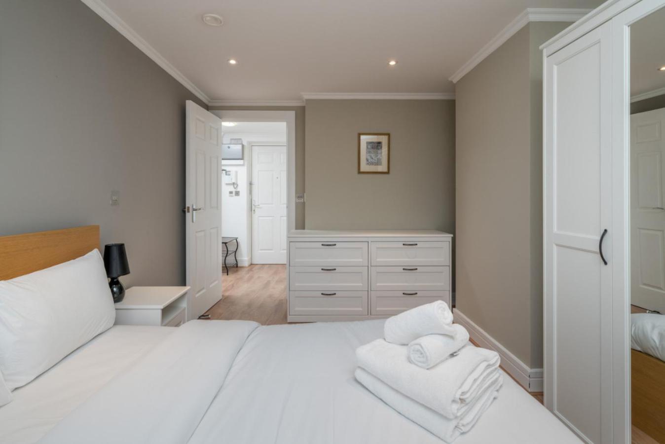 Modern Luxury Apartment, Sleeps Five, Barons Court Appartamento *