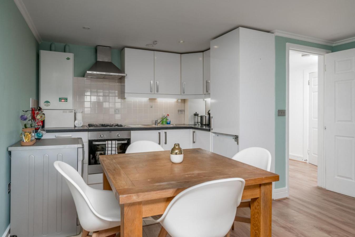 Modern Luxury Apartment, Sleeps Five, Barons Court Appartamento Londra