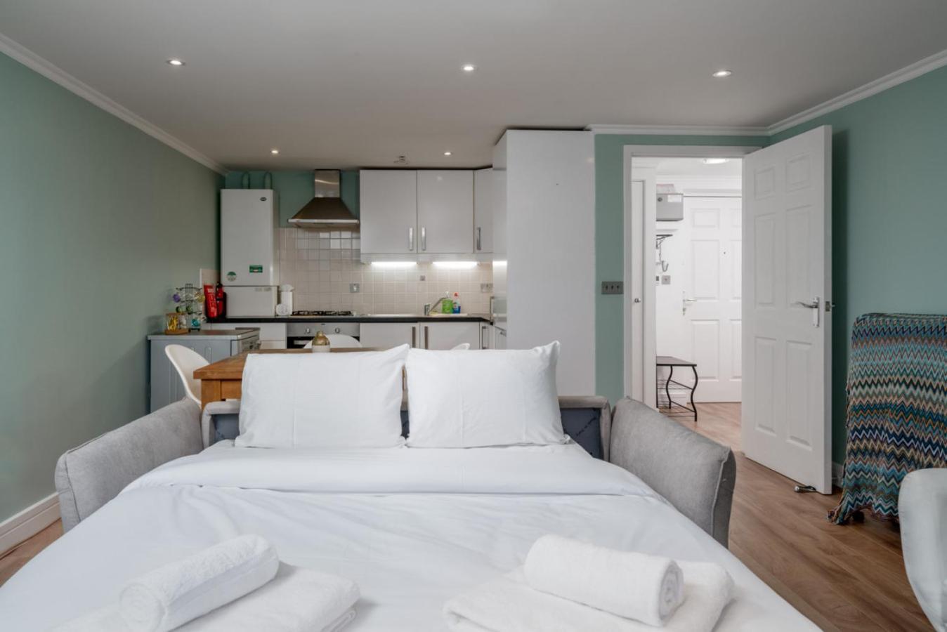 Appartamento Modern Luxury Apartment, Sleeps Five, Barons Court Londra