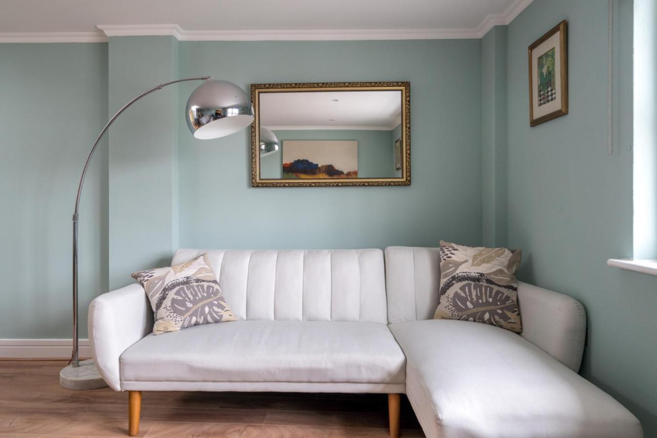 Modern Luxury Apartment, Sleeps Five, Barons Court Londra